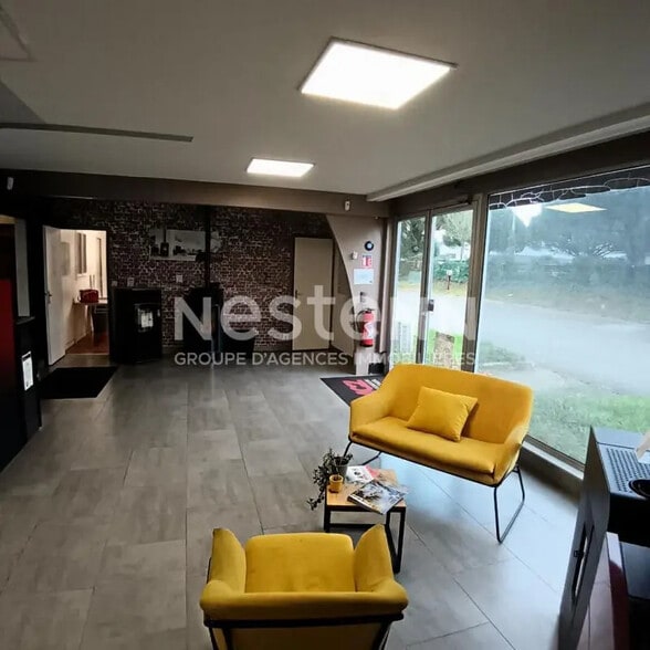 Flex in Plescop for lease - Lobby - Image 3 of 4