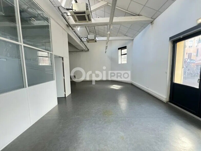 Office in Lyon for lease - Interior Photo - Image 2 of 9