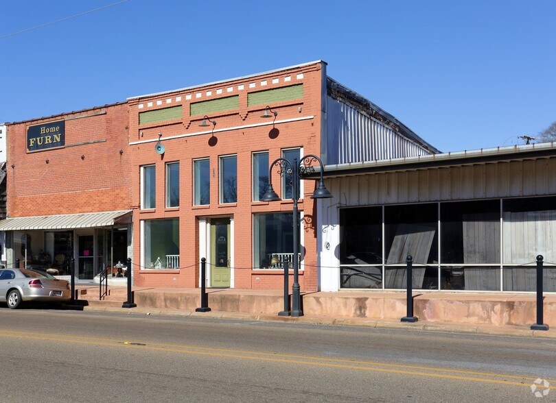 206 E 1st St, Hughes Springs, TX for sale - Primary Photo - Image 1 of 1
