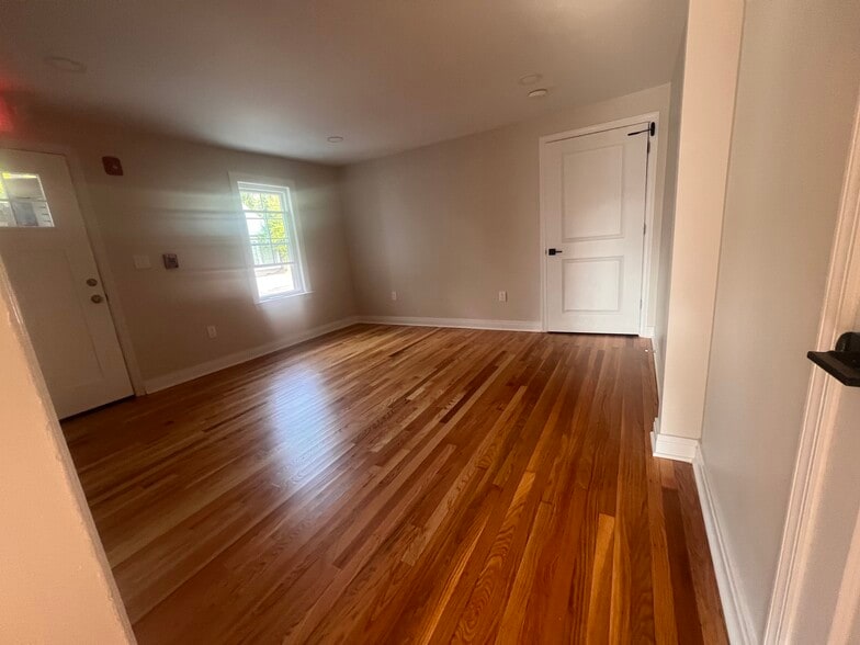 135 Main St, Chatham, NJ for lease - Interior Photo - Image 1 of 18