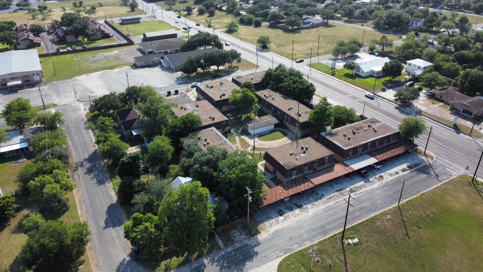 1200 E Houston St, Beeville, TX for sale - Building Photo - Image 1 of 1