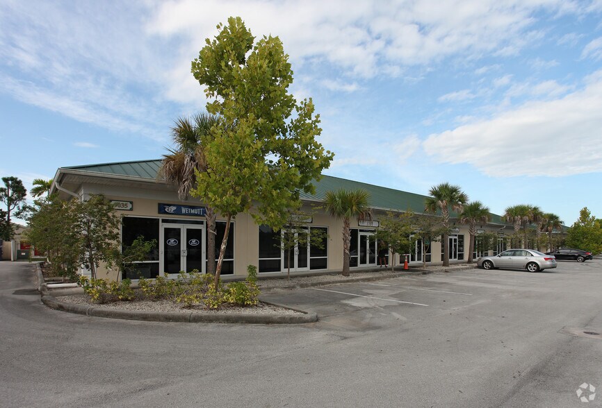 9035 Americana Rd, Vero Beach, FL for lease - Primary Photo - Image 2 of 8