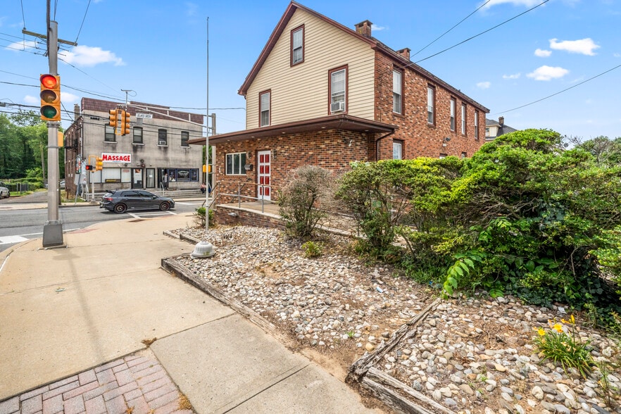 1 Main St, Sayreville, NJ for lease - Building Photo - Image 1 of 19