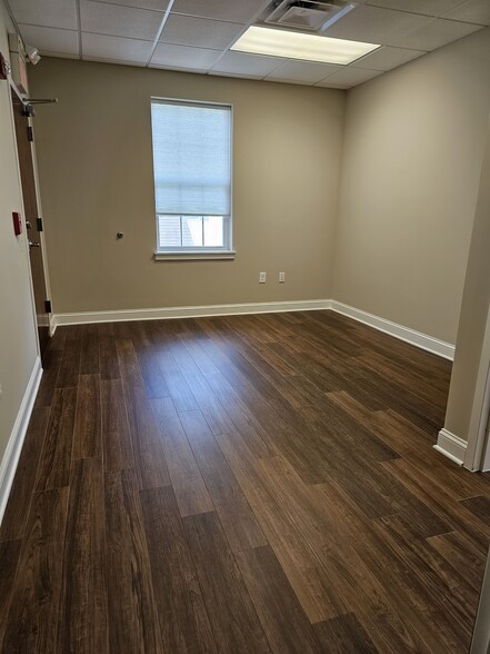 1221 N Church St, Moorestown, NJ for lease - Interior Photo - Image 3 of 24