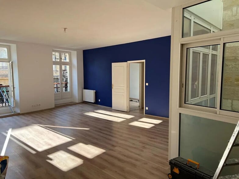 Office in Bordeaux for lease - Interior Photo - Image 1 of 5