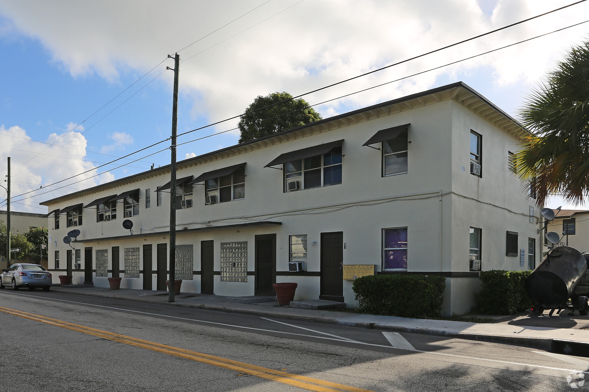 700 Tamarind Ave, West Palm Beach, FL for sale Primary Photo- Image 1 of 12