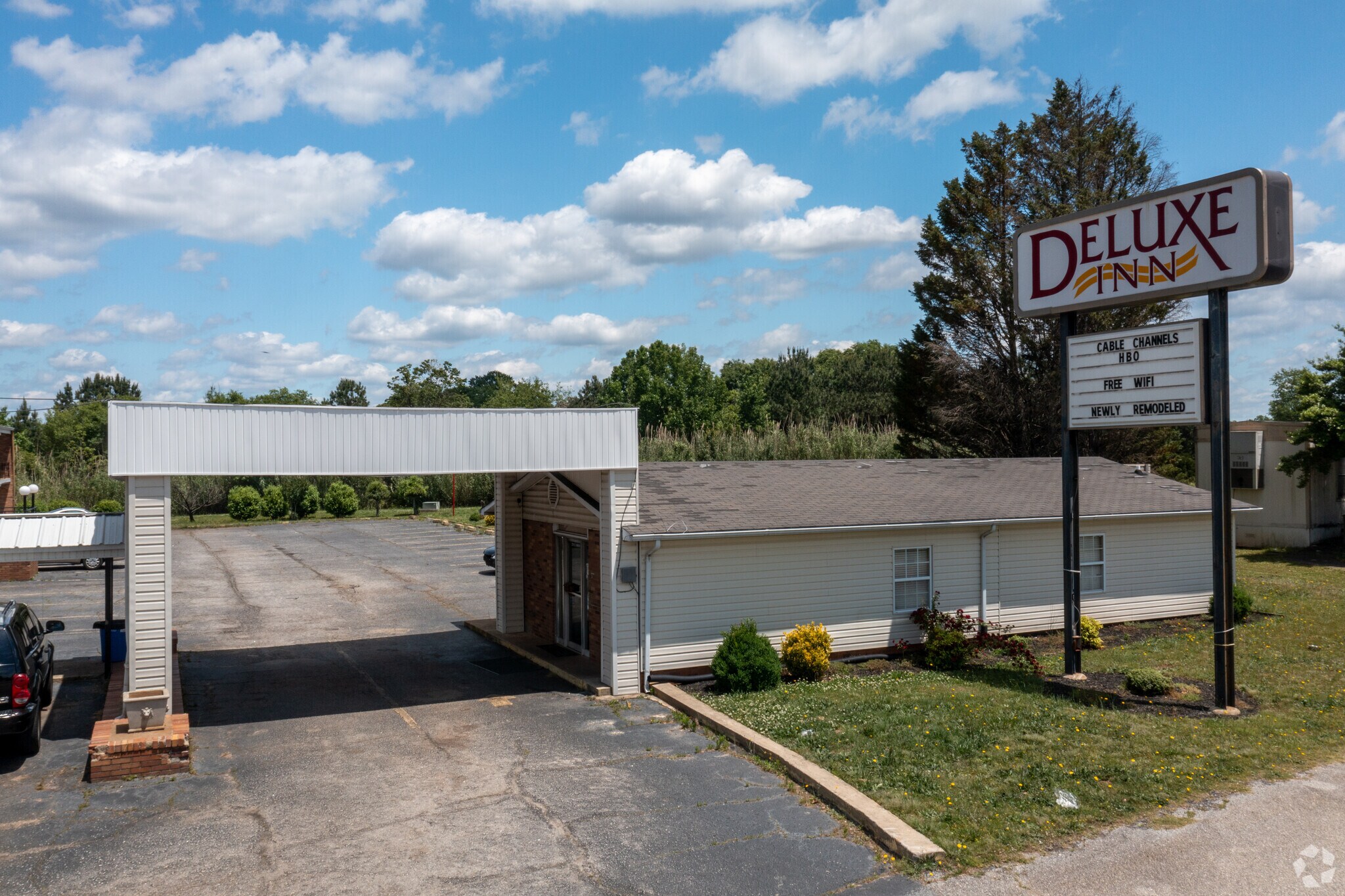 215 S Main St, Mauldin, SC 29662 Deluxe Inn Mauldin, SC