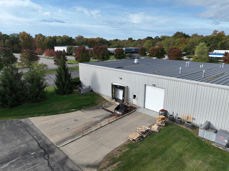 136 Commerce Blvd, Loveland, OH for sale - Building Photo - Image 2 of 3