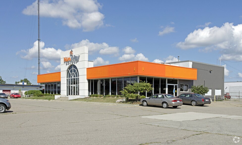 10500 W 8 Mile Rd, Ferndale, MI for lease - Primary Photo - Image 2 of 6