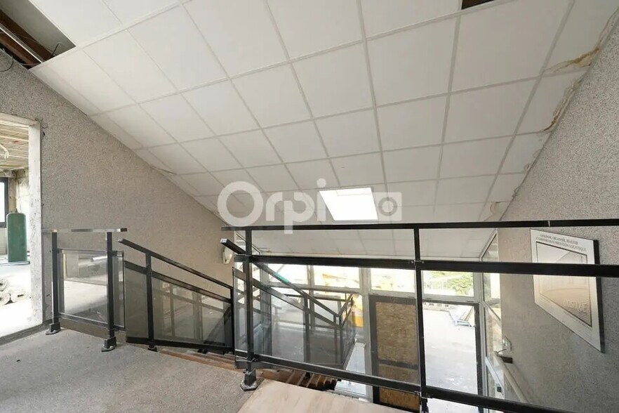 Office in Saint-Quentin-Fallavier for lease - Interior Photo - Image 2 of 7