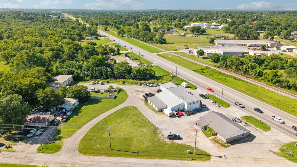 VIP Solutions/Warehouse/Tire Shop portfolio of 2 properties for sale on LoopNet.com - Primary Photo - Image 1 of 2