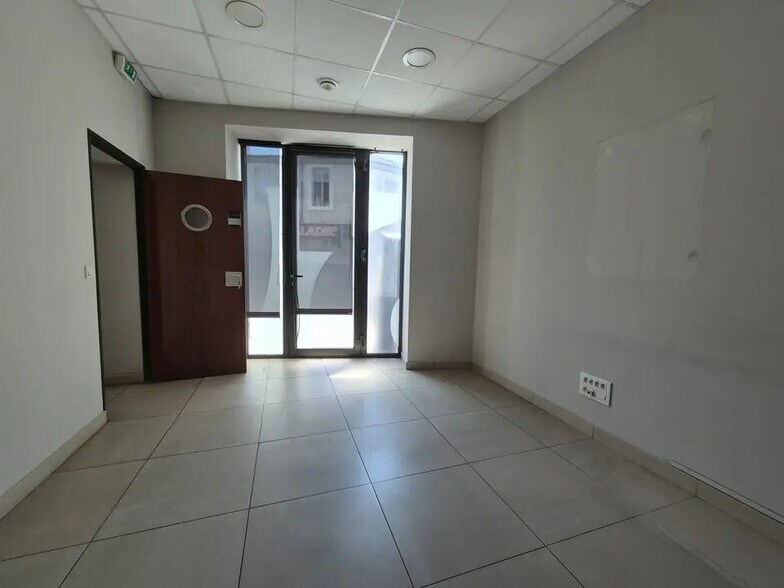 Retail in Lunel for lease - Interior Photo - Image 3 of 7