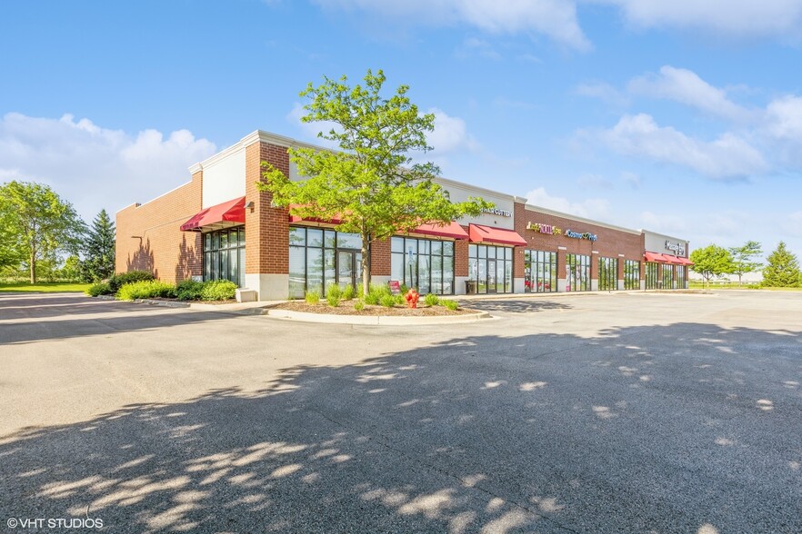 1852-1866 Towne Centre Dr, North Aurora, IL for lease - Building Photo - Image 2 of 26