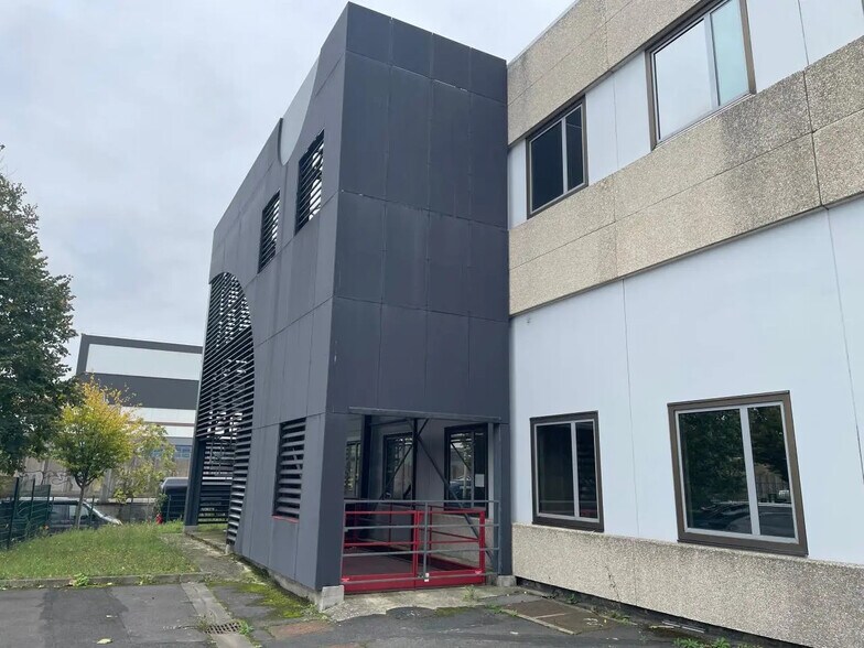 Flex in Nanterre for lease - Building Photo - Image 2 of 16