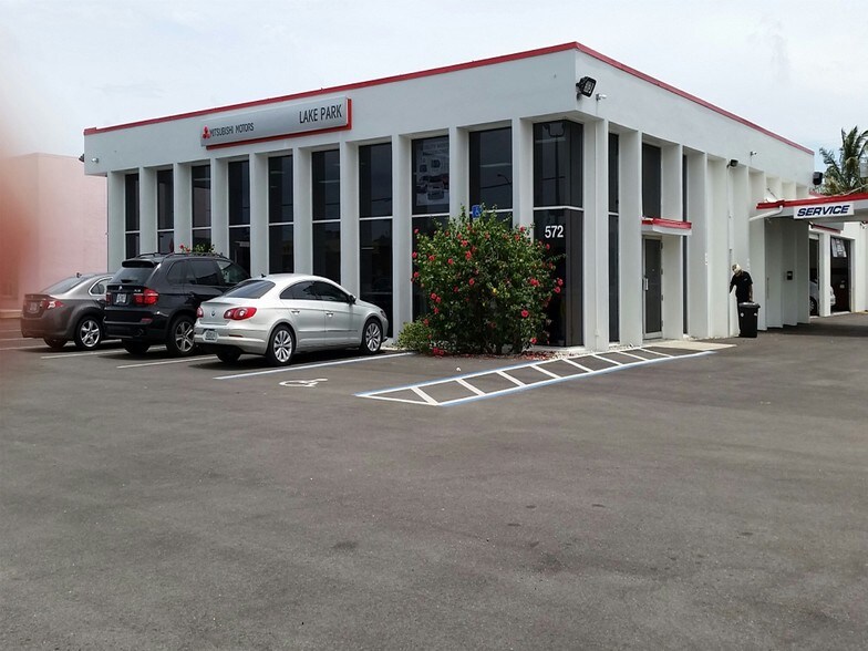 572 Northlake Blvd, North Palm Beach, FL for lease - 572Northlake Bldg Pix 5-28-14 (19) - Image 1 of 6