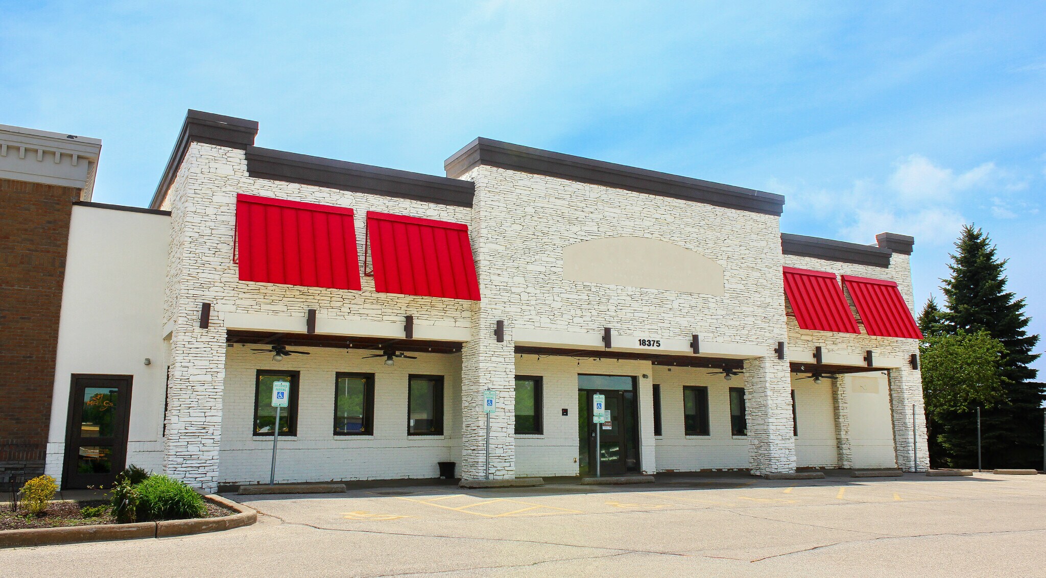 18355-18375 W Bluemound Rd, Brookfield, WI for lease Building Photo- Image 1 of 3