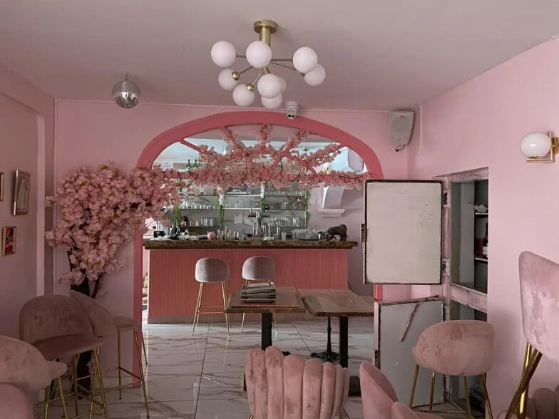 Retail in Toulon for lease - Building Photo - Image 3 of 4