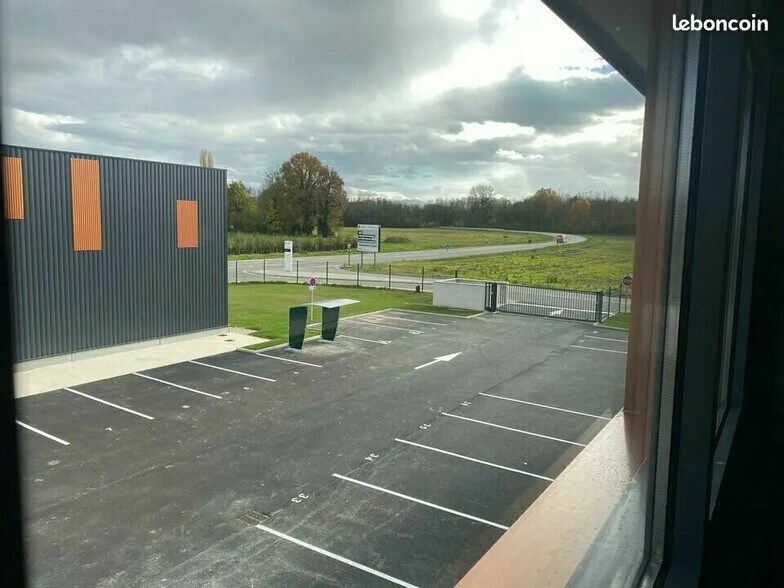 Flex in Aoste for lease - Building Photo - Image 2 of 3