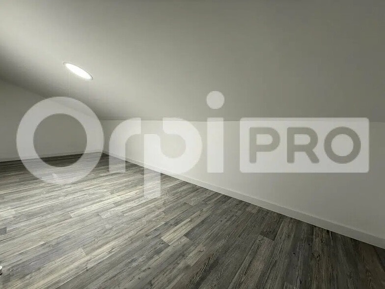 Office in Le Havre for lease - Building Photo - Image 3 of 11