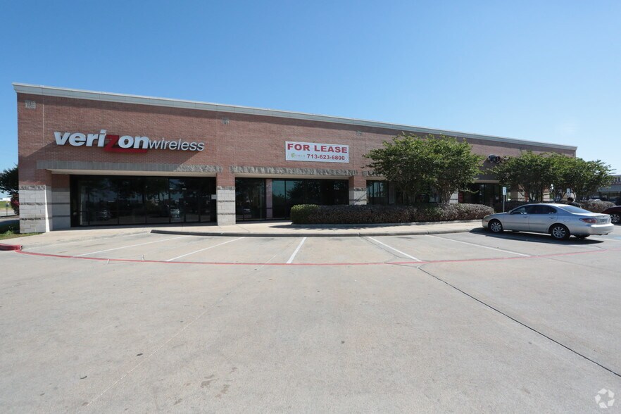 55755591 Fairmont Pky, Pasadena, TX 77505