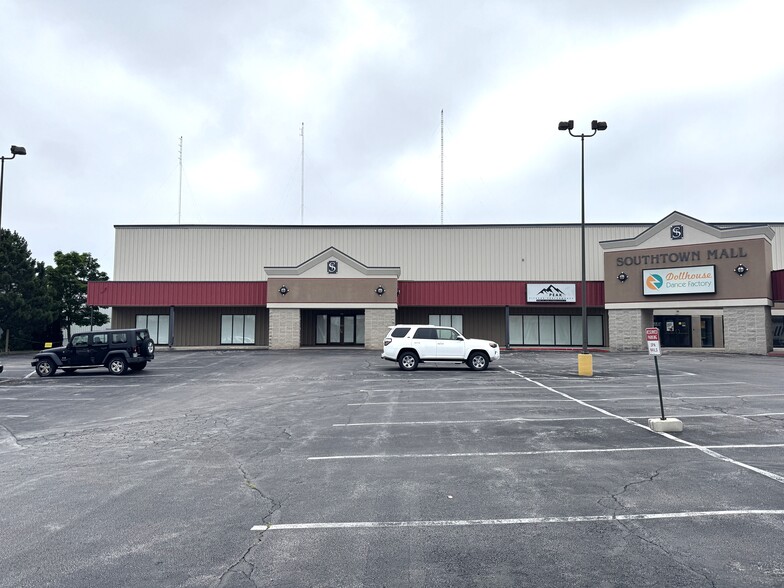 3319-3321 S Business Dr, Sheboygan, WI for lease - Building Photo - Image 2 of 5