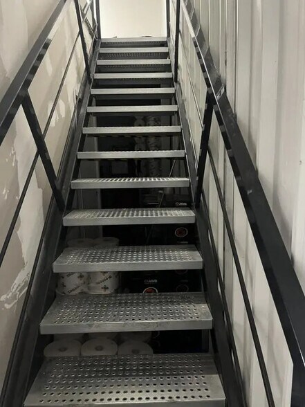 Flex in Martillac for lease - Interior Photo - Image 3 of 8