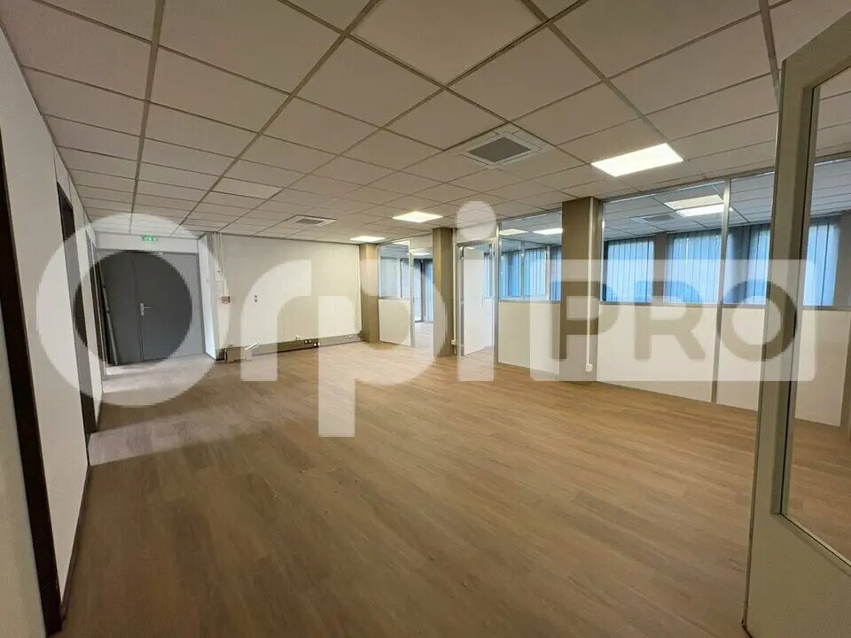 Office in Moissy-Cramayel for lease Interior Photo- Image 1 of 12