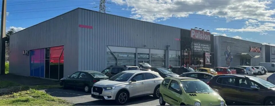 Retail in Lons for lease Building Photo- Image 1 of 2