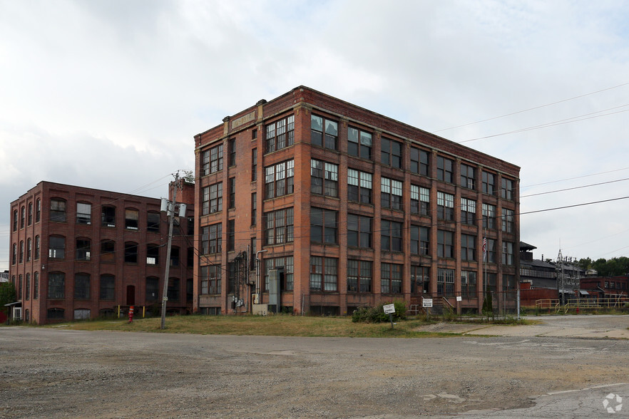 215 W Lake St, Ravenna, OH for sale - Primary Photo - Image 1 of 1