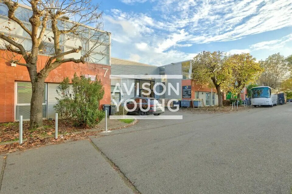 Flex in Gonesse for lease Building Photo- Image 1 of 8