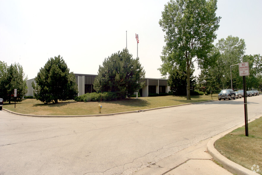 1827 Janke Dr, Northbrook, IL for lease - Building Photo - Image 2 of 3