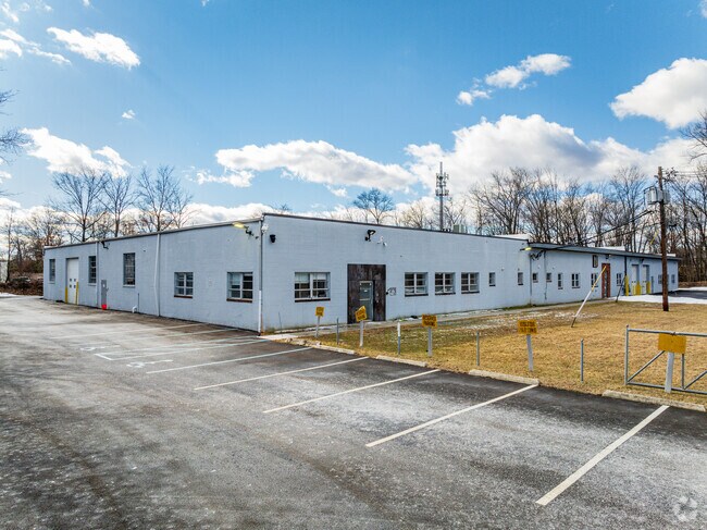 More details for 101 Clinton Rd, Fairfield, NJ - Industrial for Lease