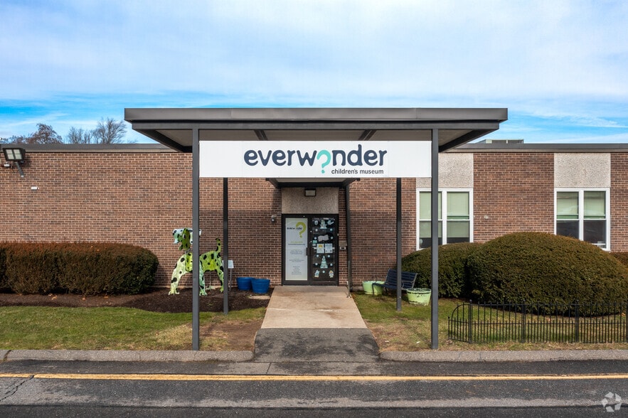 31 Pecks Ln, Newtown, CT for lease - Building Photo - Image 3 of 5