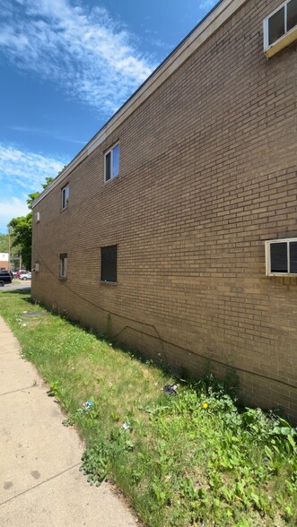 11180 E Seven Mile Rd, Detroit, MI for sale - Building Photo - Image 3 of 11