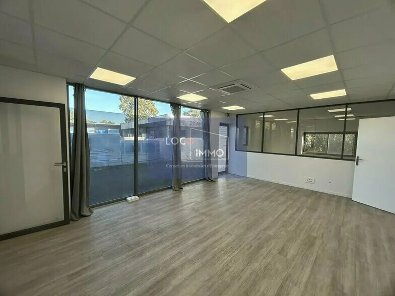 Flex in Gradignan for lease - Interior Photo - Image 2 of 12