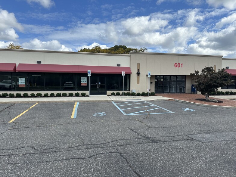 601 Veterans Memorial Hwy, Hauppauge, NY for lease - Building Photo - Image 3 of 18