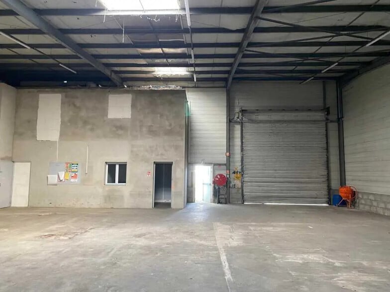 Office in Toussieu for lease - Interior Photo - Image 1 of 7