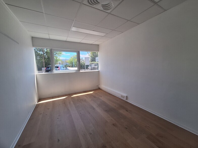 Office in Le Haillan for lease - Building Photo - Image 3 of 4