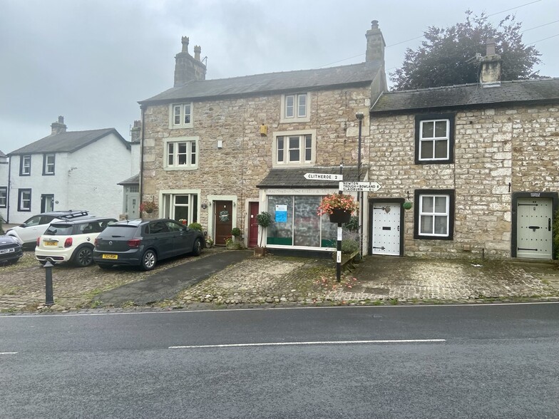 83 The Sq, Clitheroe for lease - Primary Photo - Image 1 of 1