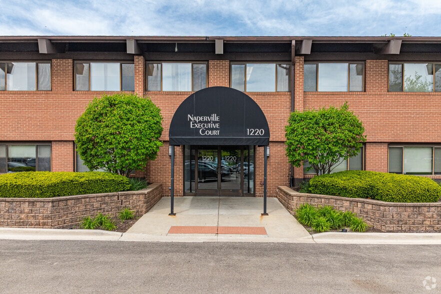 1220-1280 Iroquois Ave, Naperville, IL for lease - Building Photo - Image 3 of 17