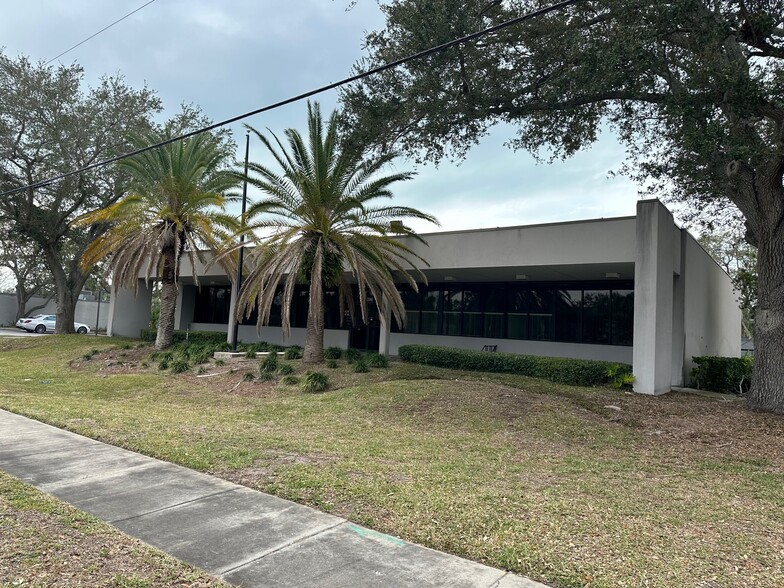 2046 Bayshore Blvd, Dunedin, FL for lease - Building Photo - Image 2 of 27