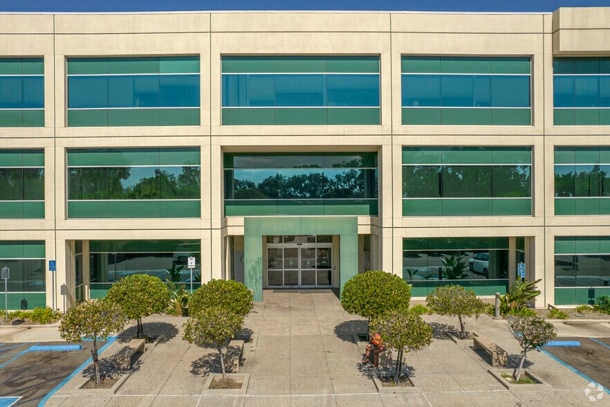 995 Gateway Center Way, San Diego, CA for lease - Building Photo - Image 3 of 6