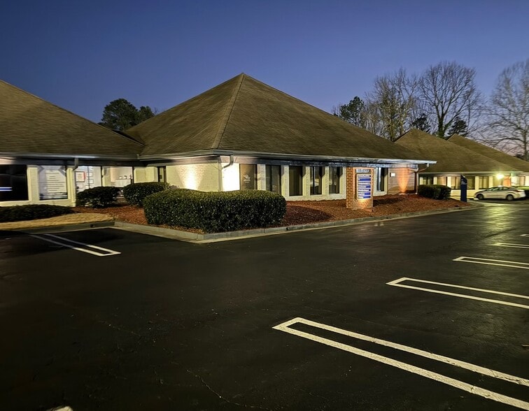 5815 Live Oak Pky, Norcross, GA for lease - Primary Photo - Image 2 of 5