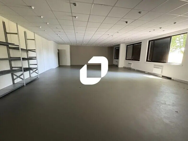 Flex in Toussus-le-Noble for lease - Interior Photo - Image 3 of 8