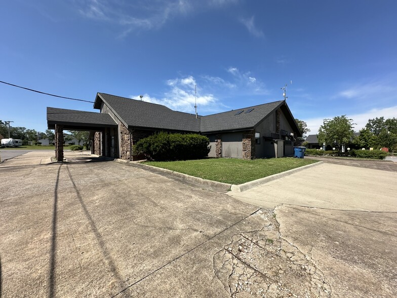 1006 NW 11th St, Bentonville, AR for sale - Building Photo - Image 2 of 12