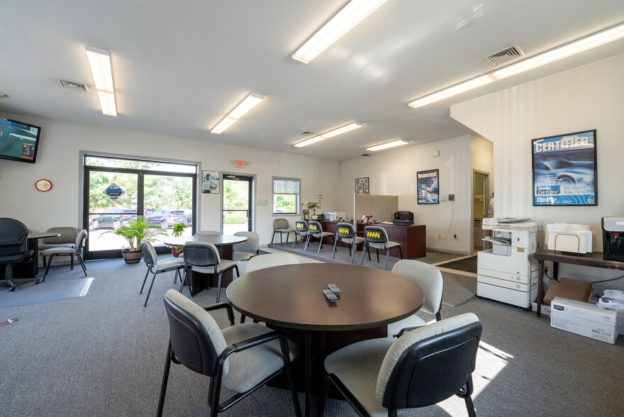 880 Boston Rd, Springfield, MA for sale - Building Photo - Image 3 of 11