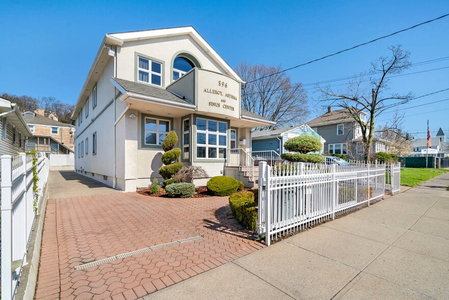 896 Targee St, Staten Island, NY for sale - Building Photo - Image 1 of 1