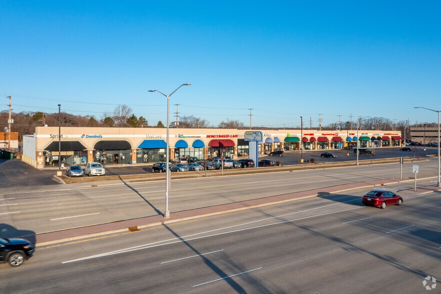 801-869 N Mayfair Rd, Wauwatosa, WI for lease - Building Photo - Image 1 of 12