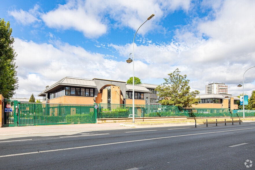 2-8 Rue Albert Dhalenne, Saint-Ouen-sur-Seine for lease - Primary Photo - Image 1 of 2
