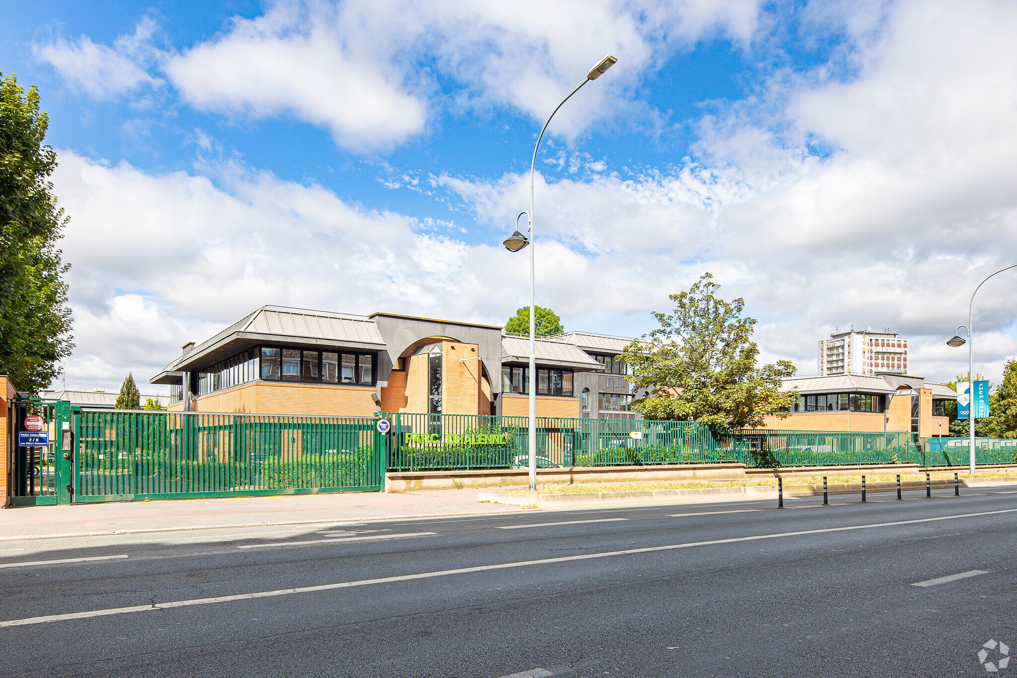 2-8 Rue Albert Dhalenne, Saint-Ouen-sur-Seine for lease Primary Photo- Image 1 of 3
